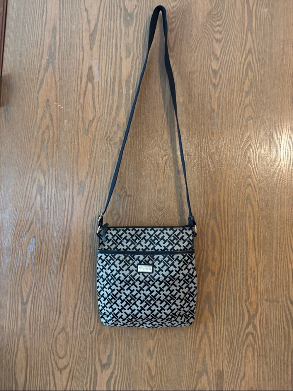 Tommy Hilfiger Crossbody Shoulder Bag in Black and Tan — Designer Plaque